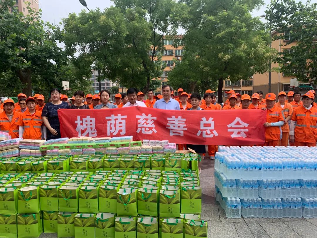 槐荫慈善总会携手济南新立达人力资源公司、山东启茶饮用水有限责任公司开展为环卫工人送清凉活动