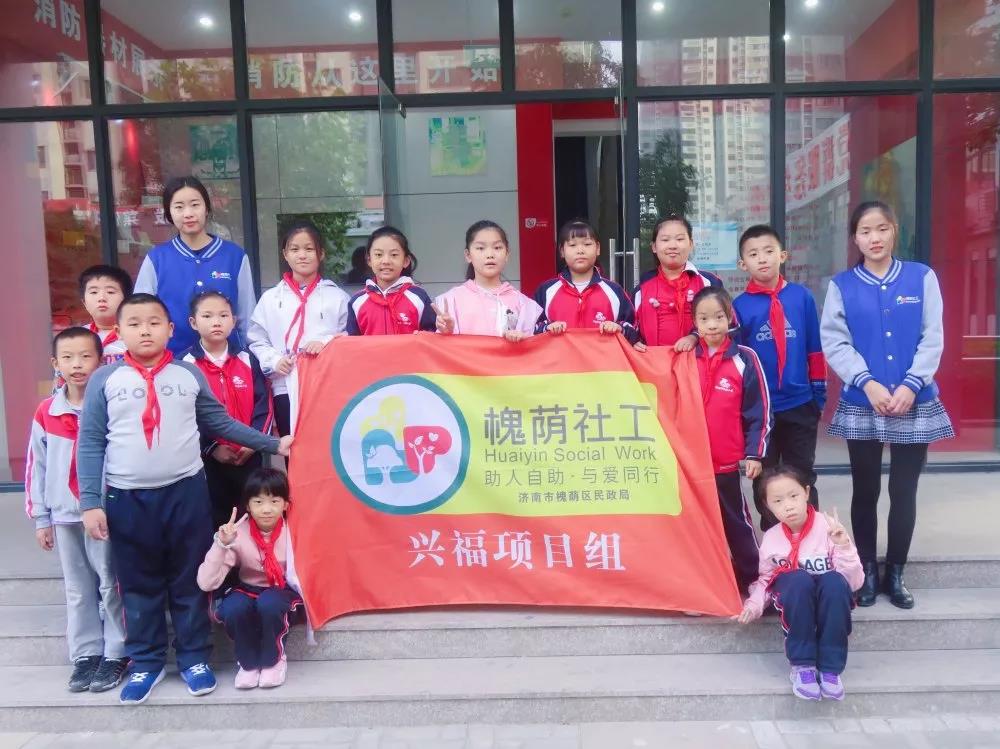 走进消防体验馆，实地演练逃生法